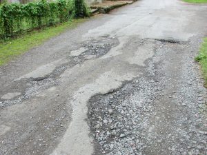 dirigir em estradas esburacadas