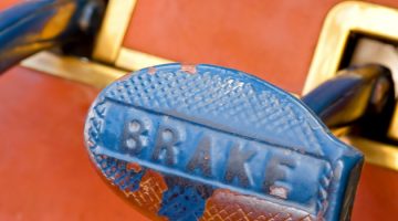 Pedal de freio baixando: causas e prevenção
